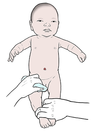 Eine Hand hält einen neugeborenen Jungen sicher auf einer Wickelunterlage und die andere reinigt den Penis des Babys.