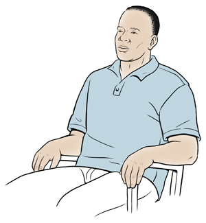 坐在椅子上的男子。