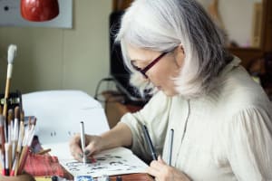 女人用纸和笔来创作艺术，让自己保持忙碌。